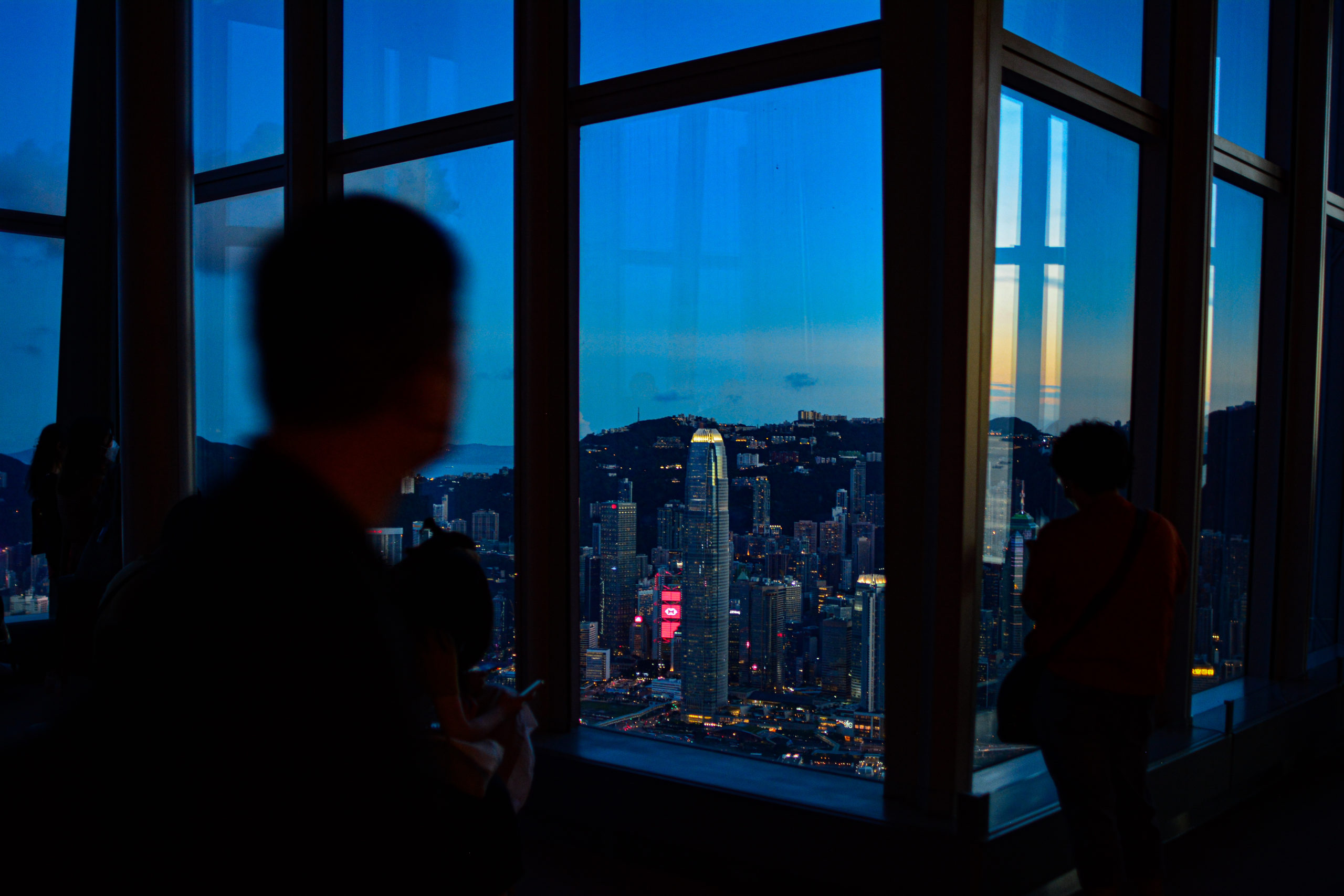 The observation deck has a panoramic view on both Kowloon and Hong Kong Island